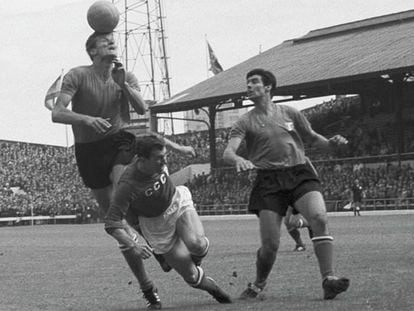 Giacinto Facchetti despeja un balón para Italia ante la URSS, en la Eurocopa de 1968.