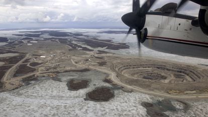 La mina de diamantes Diavik, vista desde una aeronave, en junio de 2005.
