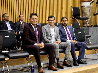 Los diputados de Morena Emmanuel Reyes, Favio Castellanos y Hamlet García, durante el registro de Humanismo Mexicano en el INE.