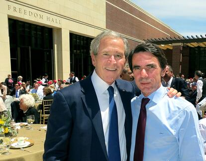 José María Aznar junto con George Bush en la inauguración del Centro Presidencial George W. Bush. Al evento asistieron todos los expresidentes vivos de los Estados Unidos y el actual, Barack Obama. También se dieron cita, en este acto casi familiar, otros aliados políticos de la pareja, como Berlusconi o Toni Blair.