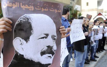 Manifestantes libaneses sostienen pancartas del asesinado Chokri Belaid.