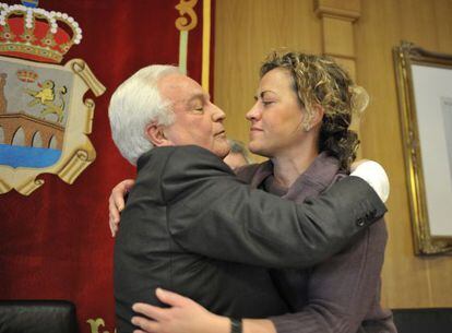 Mónica Legaspi se despide de Baltar en el acto oficial de su renuncia a la Diputación, en enero.