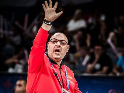 Lucas Mondelo da instrucciones durante el España - Rusia de cuartos de final del Eurobasket.