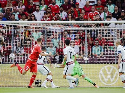 Seferovic marca de cabeza el gol de Suiza contra Portugal.