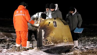 Recogida de las muestras lunares enviadas por la sonda Chang'e 5 en 2020.