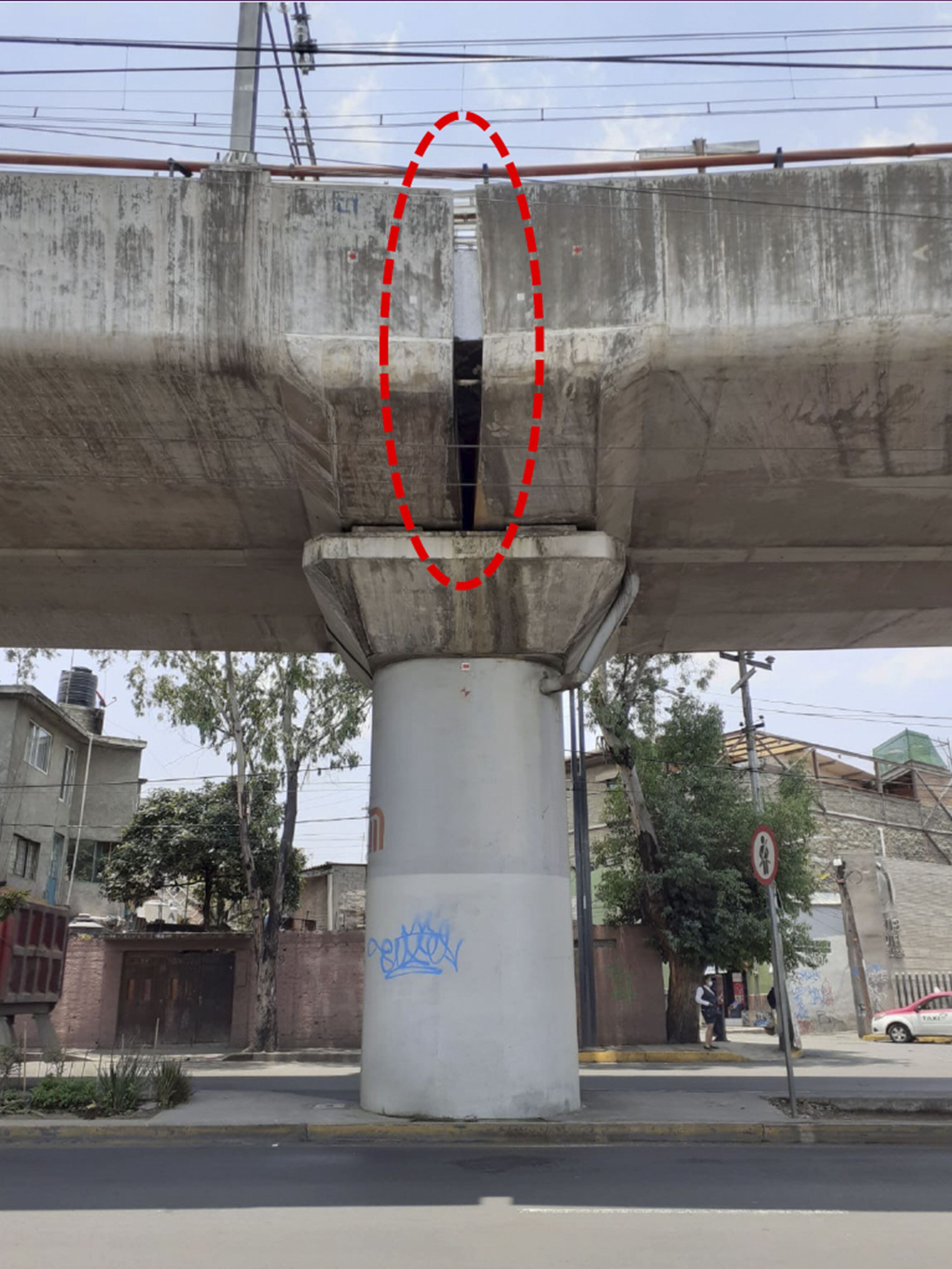 Deficiencias en la estructura del tramo elevado de la Línea 12 encontradas por el Colegio de Ingenieros Civiles de México.
