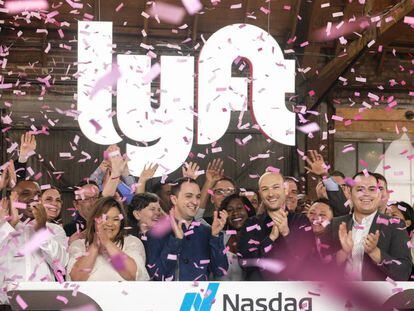 Los cofundadores de Lyft, John Zimmer, tercero por la izquierda, y Logan Green, tercero por la derecha, celebran el debut de su empresa en Bolsa. 