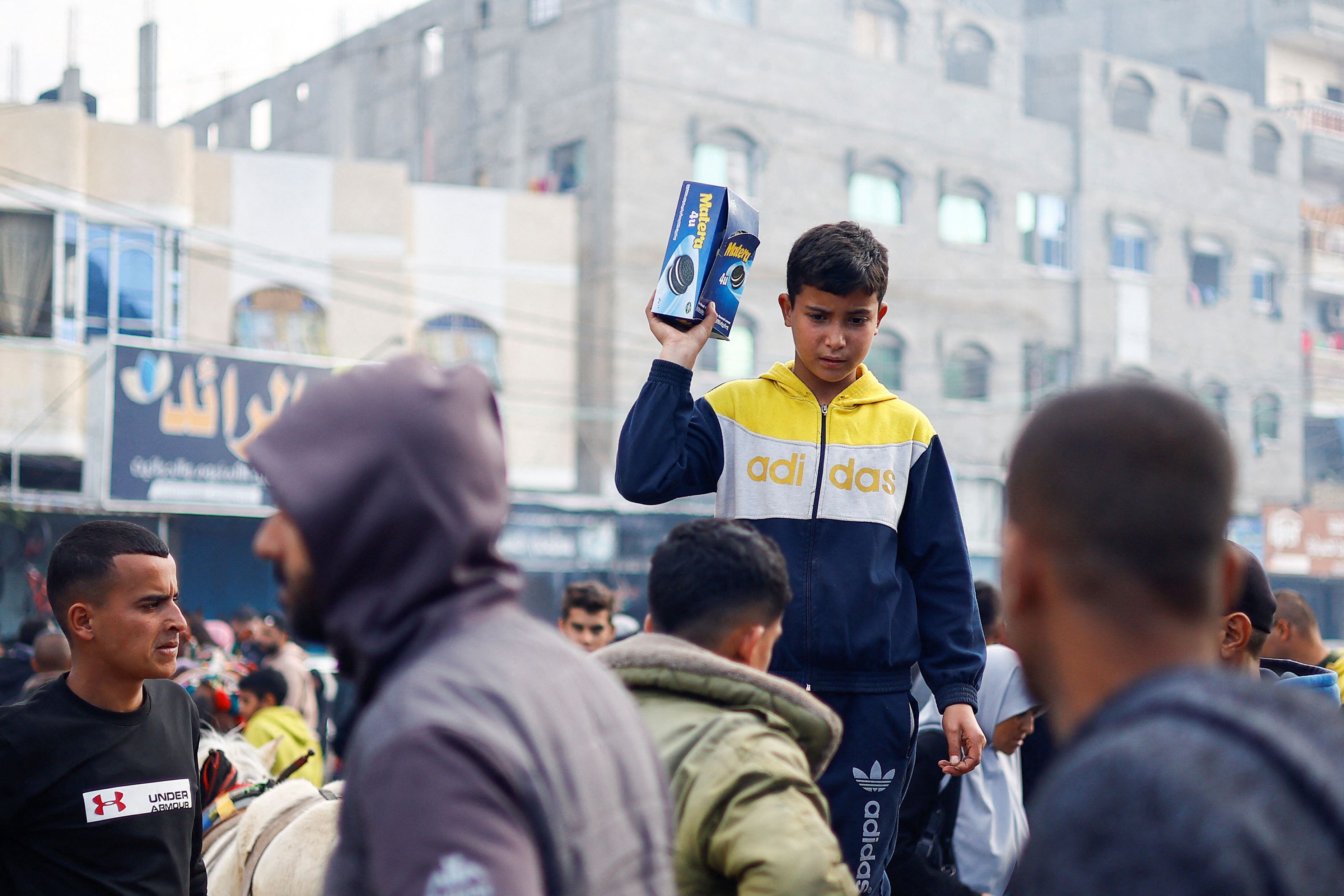 Un niño palestino vende comida en un mercado de Rafah, al sur de la franja de Gaza.