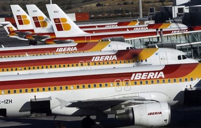 Aviones de Iberia aparcados en el aeropuerto de Barajas.