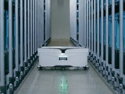 Un robot de Exotec en un almacén.
