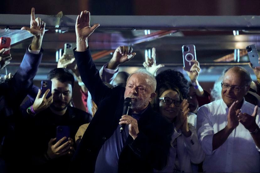 Con el 99% escrutado, el expresidente izquierdista Luiz Inácio Lula da Silva, de 76 años, lograba el 48% de los votos, mientras que su rival Bolsonaro, de 67 años, se hacía con el 43%. En la imagen, Lula celebra la victoria con sus seguidores.