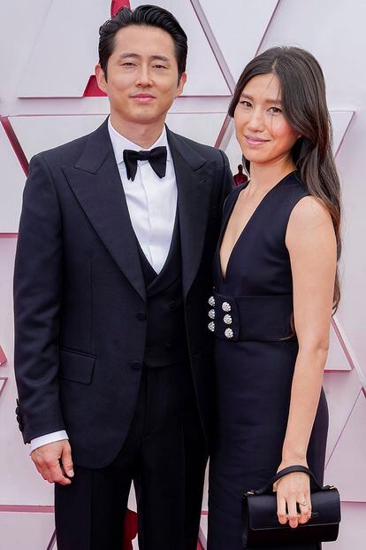 Steven Yeun, nominado a mejor actor protagonista por Minari, de Gucci, y su mujer, Joana Pak.