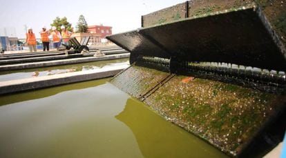 El agua residual es sometida a un pretratamiento para retirar papeles o plásticos.