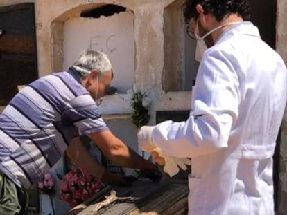 Acto de exhumación de un nicho ubicado en el cementerio valenciano de la localidad de Venta del Moro.