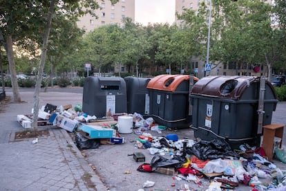 En la foto, basura en una zona de contenedores en el barrio de Orcasitas.