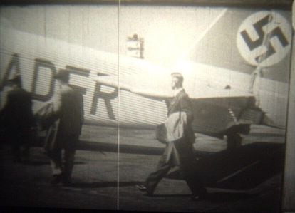Un pasajero subiendo al Ju 52 'Hans Wende' en una antigua imagen de un documental.