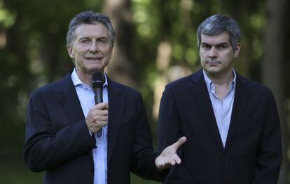 El presidente de Argentina, Mauricio Macri, y su jefe de Gabinete de Ministros, Marcos Peña, el encargado de anunciar la reforma de los medios.