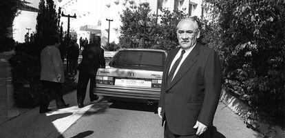 Isidro &Aacute;lvarez &Aacute;lvarez, presidente de El Corte Ingl&eacute;s, posa a la puerta del lugar donde se celebra la junta de accionistas de la entidad en 1995. 