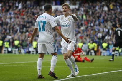 Toni Kroos celebra con Lucas V&aacute;zquez uno de los goles al Sevilla.