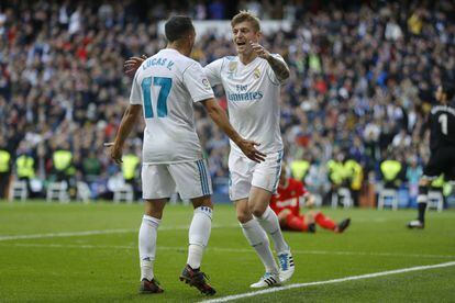 Toni Kroos celebra con Lucas Vázquez uno de los goles al Sevilla.