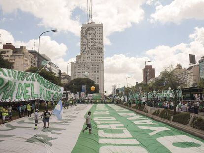 Una enorme bandera cubre la avenida 9 de julio de Buenos Aires frente al palco donde hablar&aacute; el l&iacute;der de del grenio de Camioneros, Hugo Moyano.