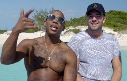 Billy McFarland (a la derecha), cerebro de Fyre, con uno de sus colaboradores, el rapero y empresario Ja Rule. McFarland está actualmente en la cárcel. Ja Rule se libró.