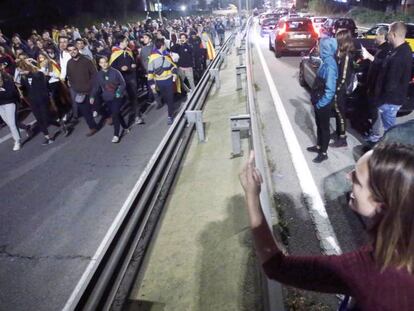 Una mujer se encara con los manifestantes que cortaron la C-58 en Terrassa, el passado octubre.