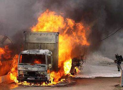 Un camión arde tras la explosión de ayer en una planta farmacéutica de Aranjuez.