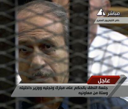 El exministro de Interior, Habib Al-Adly, escucha el veredicto.