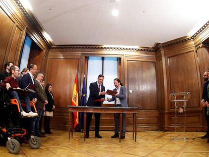 Pedro Sánchez y Pablo Iglesias firman el acuerdo programático del futuro Gobierno de coalición, el 30 de diciembre.