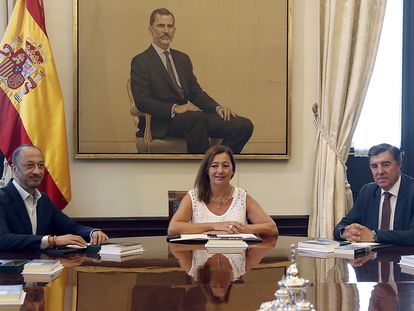 La presidenta del Congreso, Francina Armengol, y los vicepresidentes primero, Alfonso Rodríguez de Celis, y segundo, José Antonio Bermúdez de Castro.