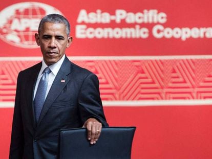 Obama, antes de tomar asiento en el foro de la APEC en Perú.