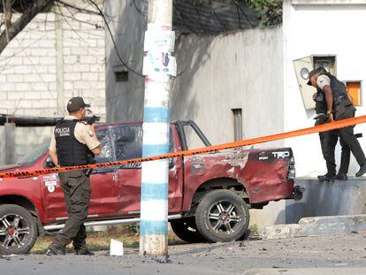 Unos oficiales inspeccionan una camioneta luego de un ataque con explosivos a una Unidad de Policía Comunitarial en Guamote, Guayaquil (Ecuador), el pasado 1 de noviembre.
