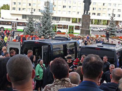 El funeral de las cinco personas que murieron en la base militar de Savrov. 