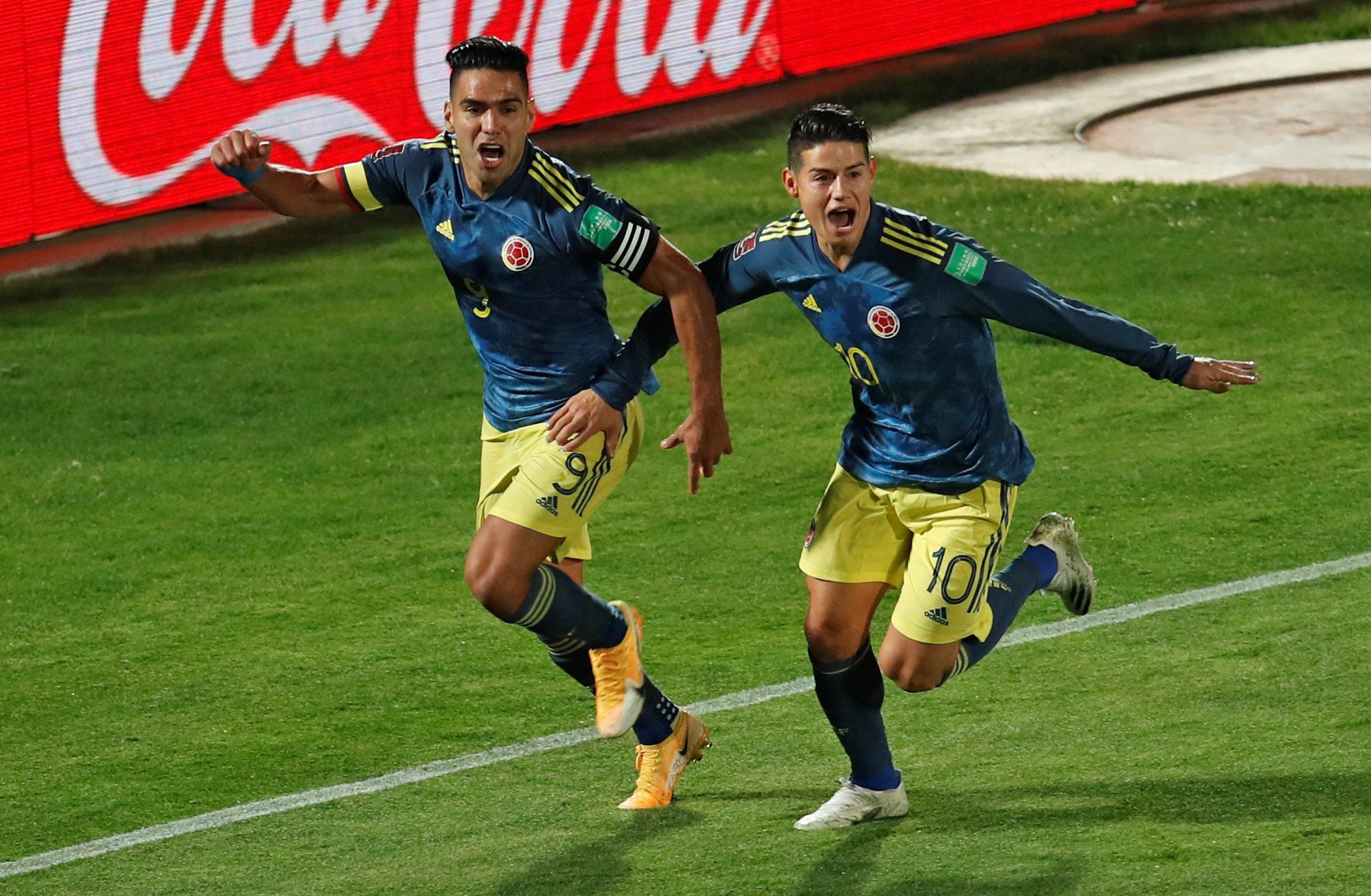 Falcao García y James Rodríguez celebran el empate de Colombia en su visita a Chile. 