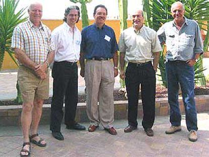 Científicos de la escuela de La Azohía (de izquierda a derecha): Fernando Palacio, Manuel Márquez, Toribio Fernández, Nazario Martín y Danilo de Rossi. Abajo, microfotografías de fibras conductoras en tejidos.
