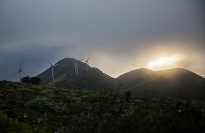 Aerogeneradores de la planta de Gorona del Viento en la Isla de El Hierro en Canarias.