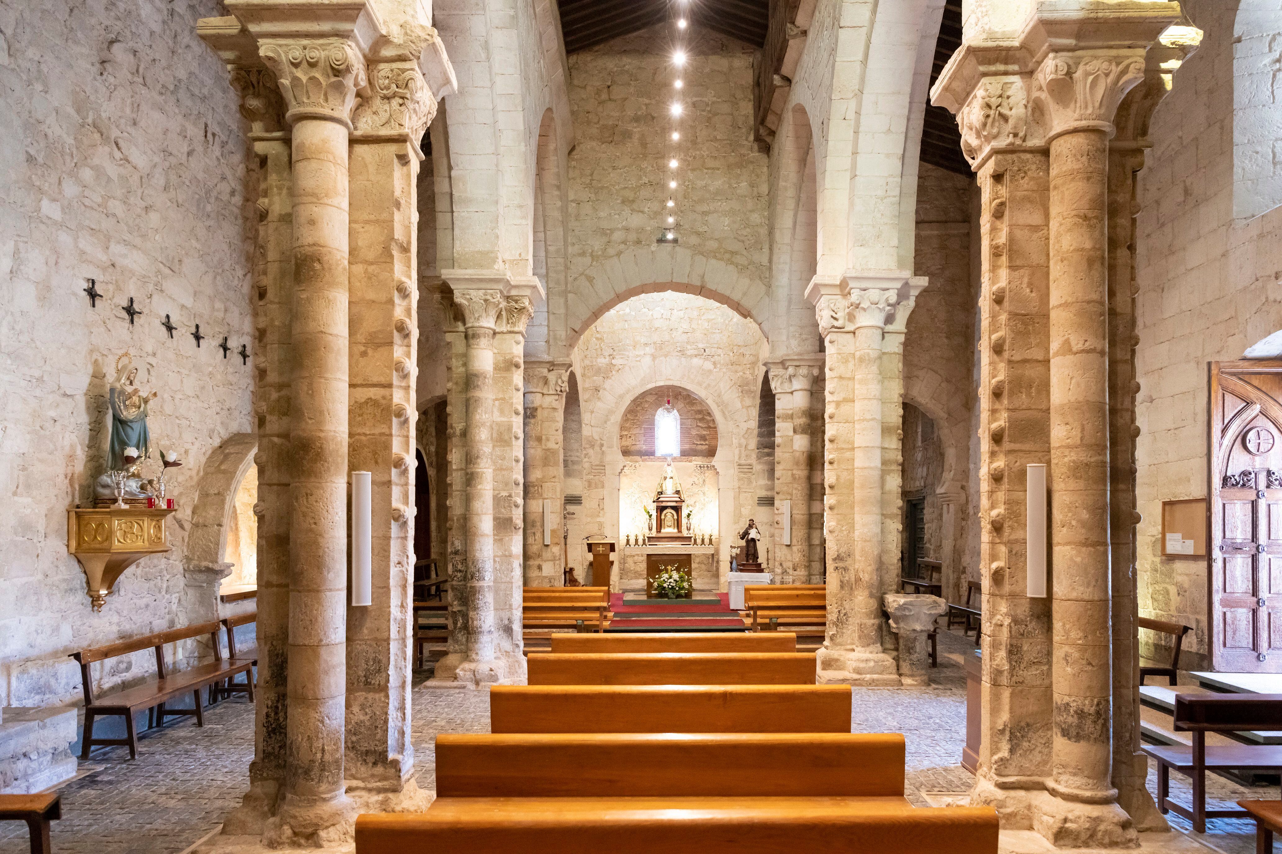 Interior de la iglesia Santa María de la O (Wamba), al fondo el ábside mozárabe.