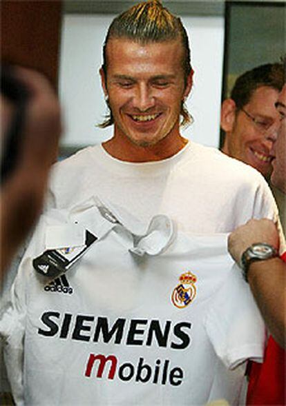 David Beckham posa con la camiseta del Madrid en Tokio.