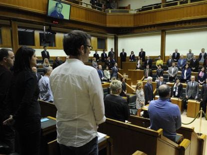 Todos los grupos han guardado un minuto de silencio en el Parlamento vasco.