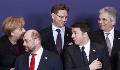 Schultz (presidente del Parlamento Europeo), Renzi (primer ministro italiano), Merkel (canciller alemana), JKatainen (primer ministro de Finlandia) y Faymann, (canciller de Austria), este jueves en Bruselas.