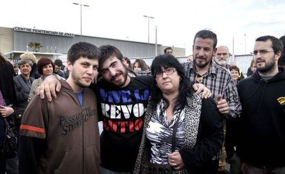 Daniel A. e Ismael B., a la salida del centro penitenciario de jóvenes, en La Roca del Vallès.