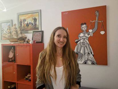 Ángeles Chinarro, candidata a las elecciones a la Junta de Gobierno del ICAM por ALA, en su despacho