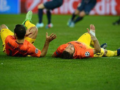 Mascherano y Jordi Alba en el suelo tras su encontronazo.