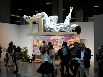 'Performance' de la artista colombiana María José Arjona, titulada 'Silla', en Art Basel Miami Beach, durante la inauguración de la feria el pasado martes.