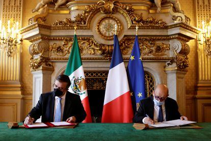 Jean-Yves Le Drian y Marcelo Ebrard firmando un acuerdo contra el tráfico de artefactos culturales el pasado 1 de julio.