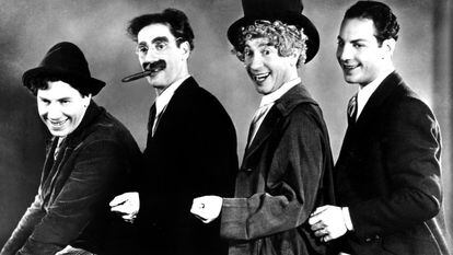 Chico Marx, Groucho Marx, Harpo Marx y Zeppo Marx posan durante el rodaje de la película 'El conflicto de los Marx'.'