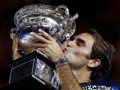 Federer besa el trofeo de campeón en Australia.