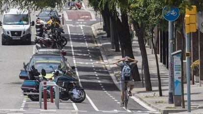 El carril bici de la calle de Camèlies, uno de los últimos que se ha inaugurado en Barcelona.