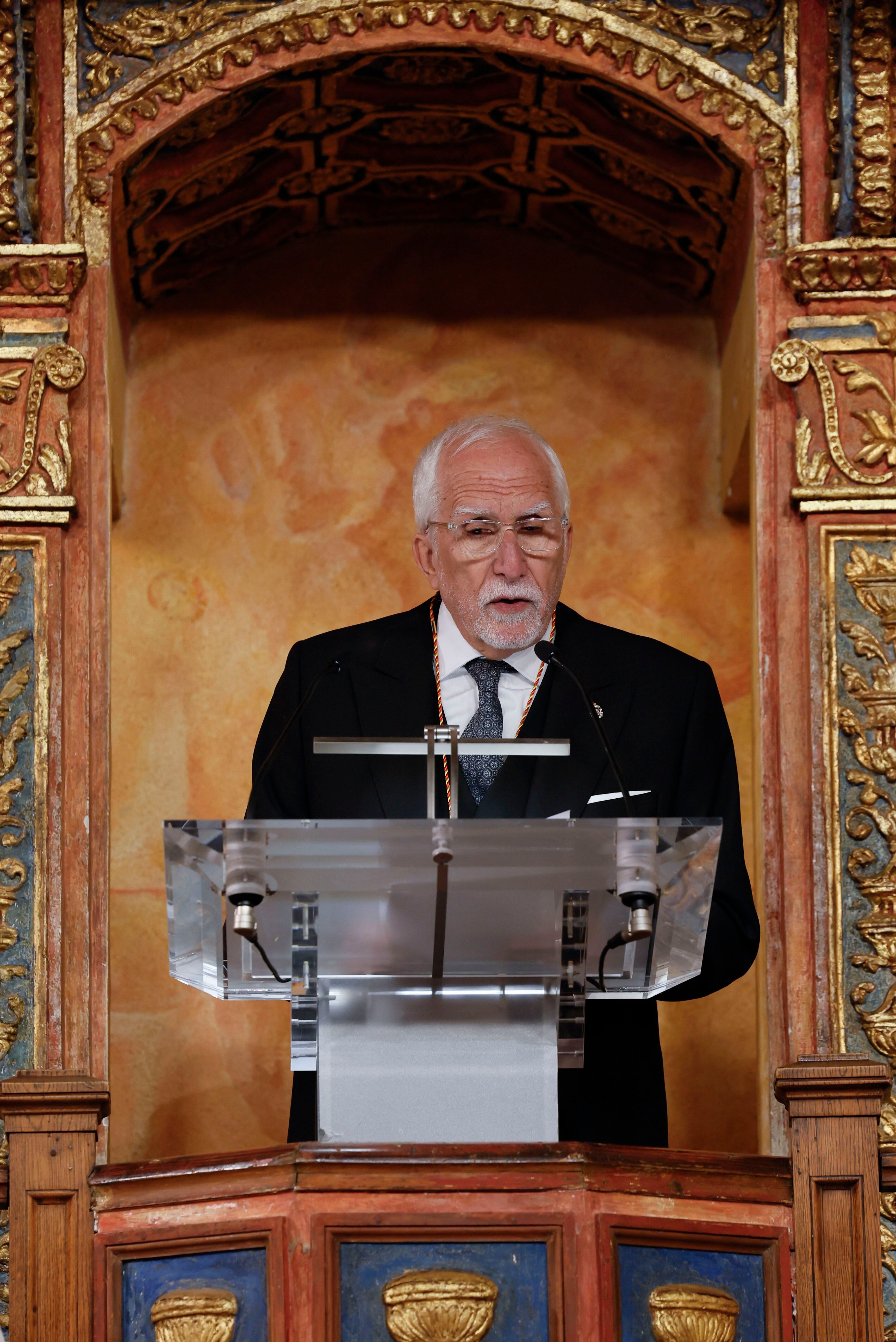 Luis Mateo Díez pronuncia su discurso en el marco de la ceremonia en la que se le ha hecho entrega del Premio Cervantes 2023 este martes en el Paraninfo de la Universidad de Alcalá de Henares. 